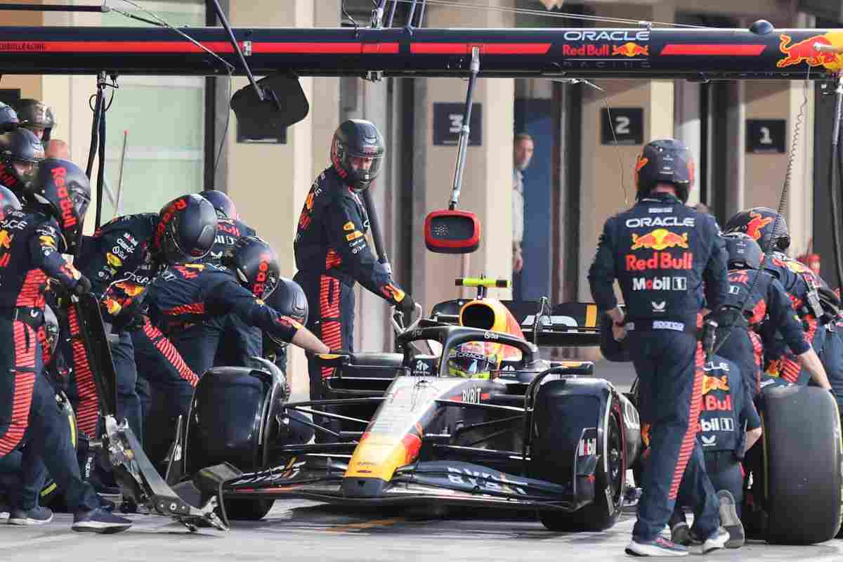 Il pit stop della Red Bull cambia, addio clamoroso: Verstappen trema