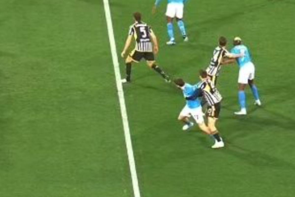 Moviola Napoli-Juventus: fallo da rigore di Cambiaso su Kvaratskhelia
