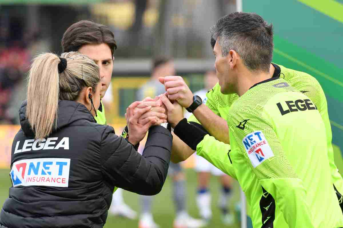 Calcio in testa all'arbitro