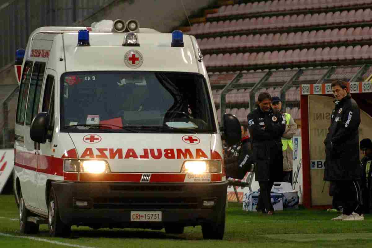 Ambulanza in campo in Empoli-Spezia