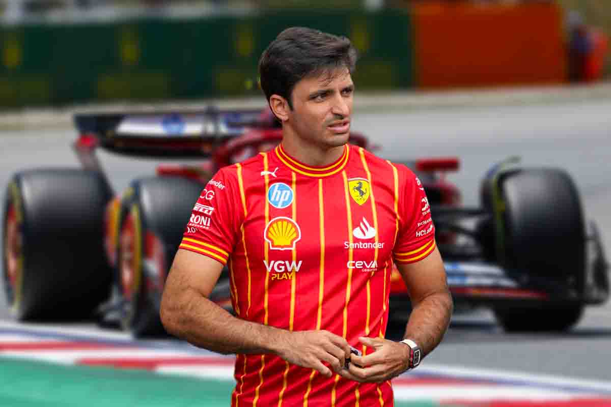 Sainz torna in Ferrari nel 2026: firma con la clausola