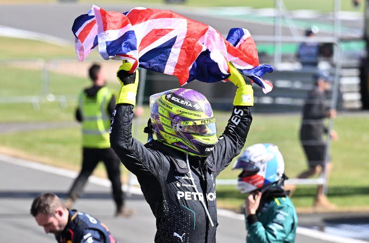 Hamilton trionfa a Silverstone