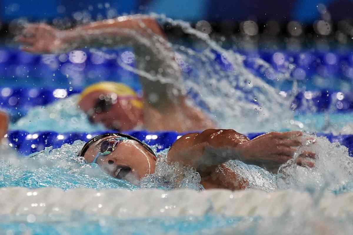 Olimpiadi, perché tanti nuotatori con il cappotto? La risposta vi sorprenderà