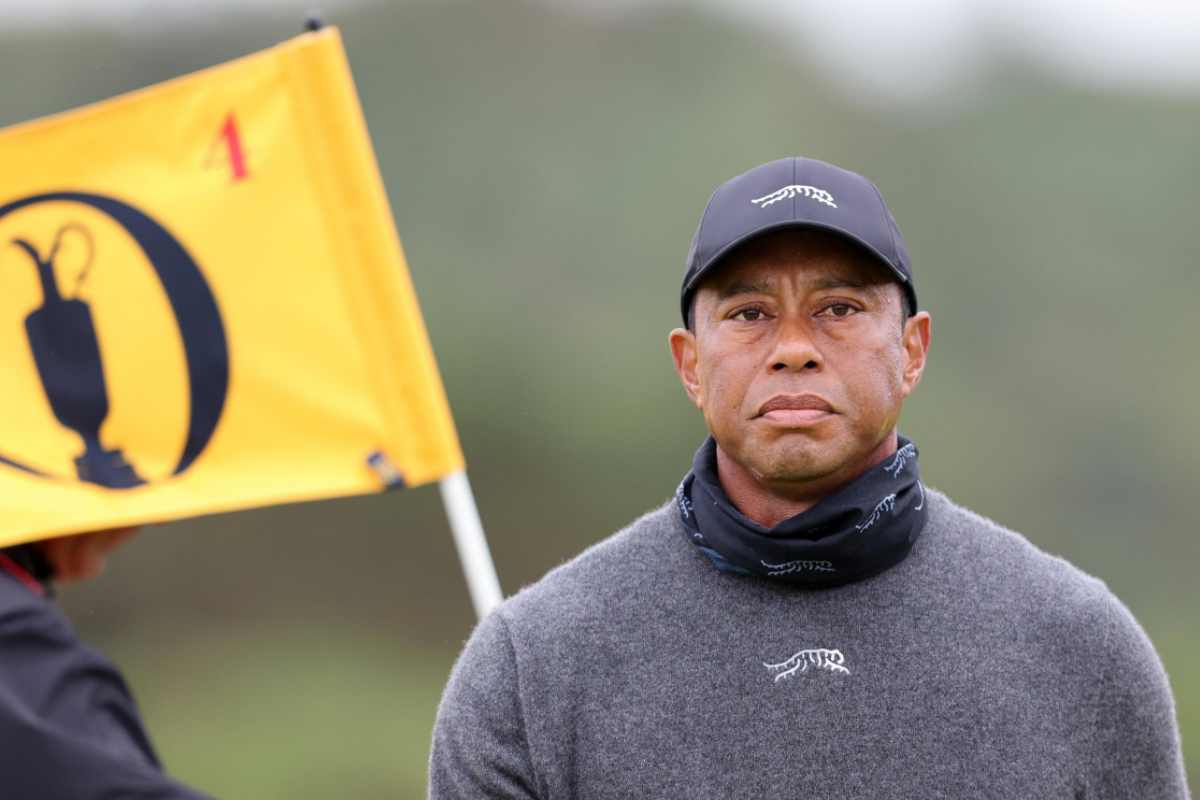 Tiger Woods gioca a golf