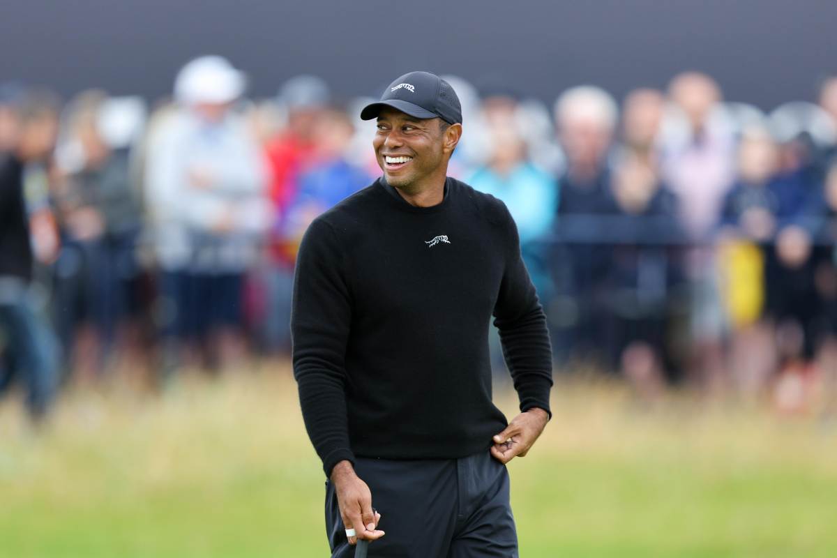 Tiger Woods gioca a golf