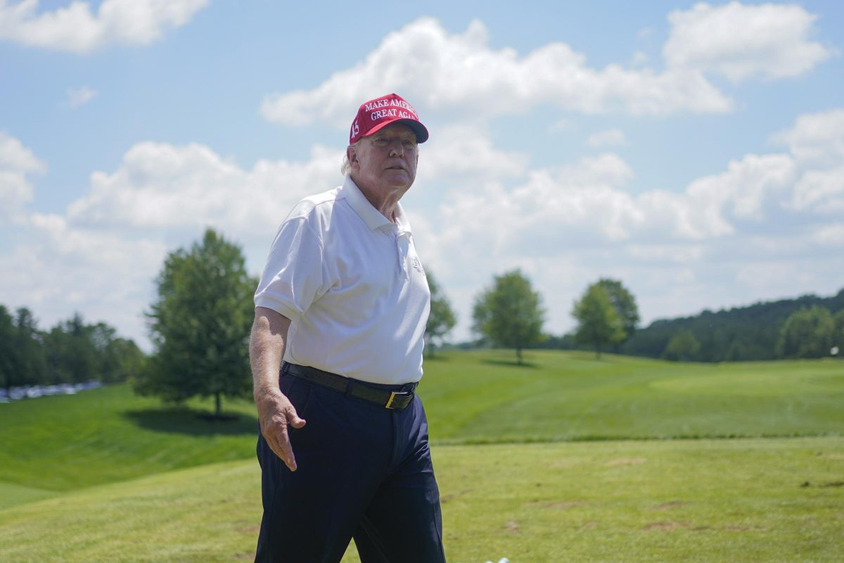 Trump gioca a golf