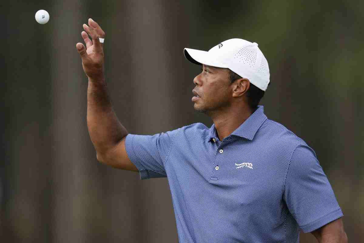 Tiger Woods gioca a golf