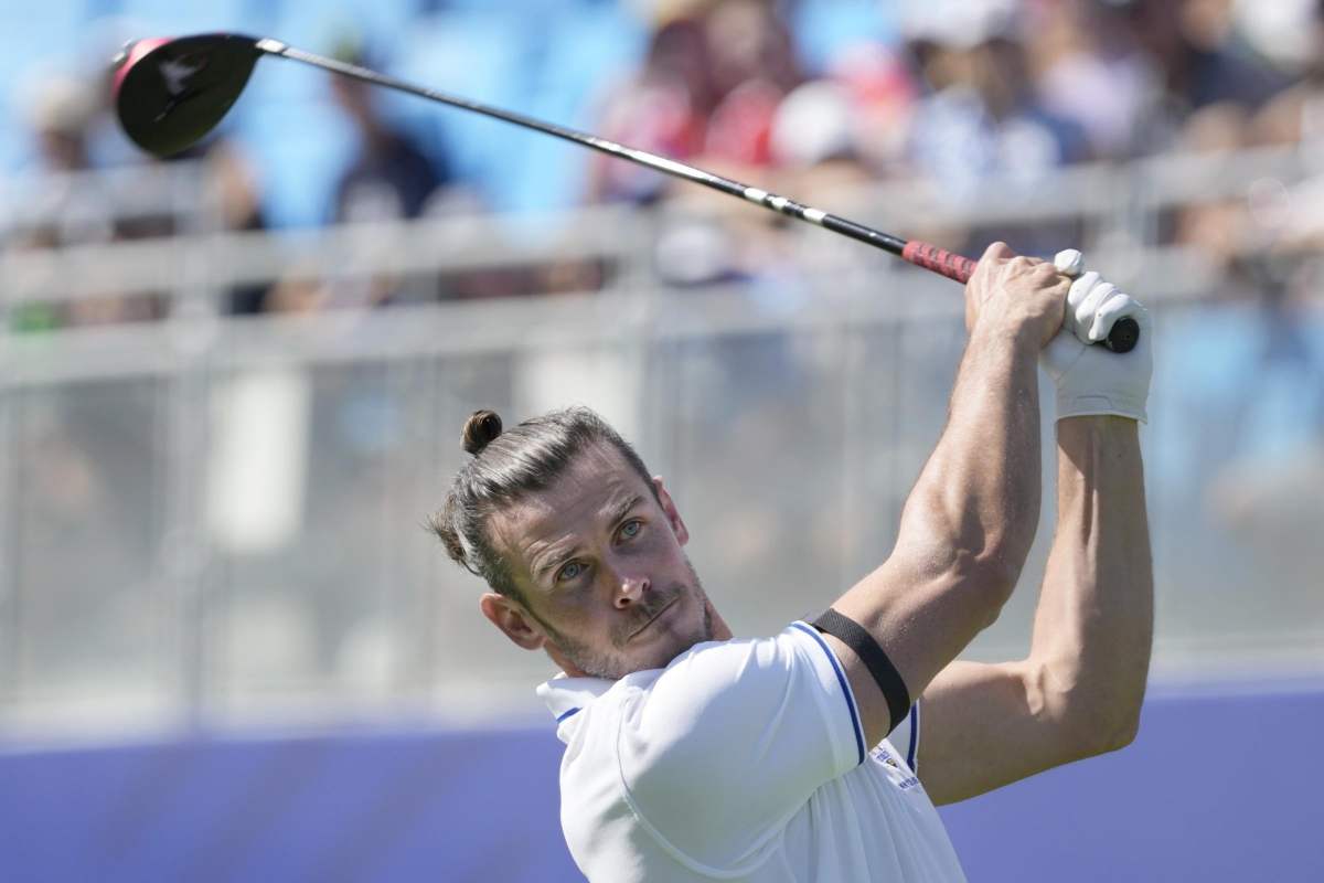 Bale gioca a golf