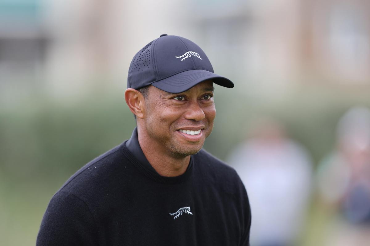 Tiger Woods gioca a golf