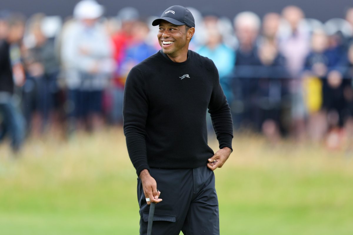 Tiger Woods gioca a golf