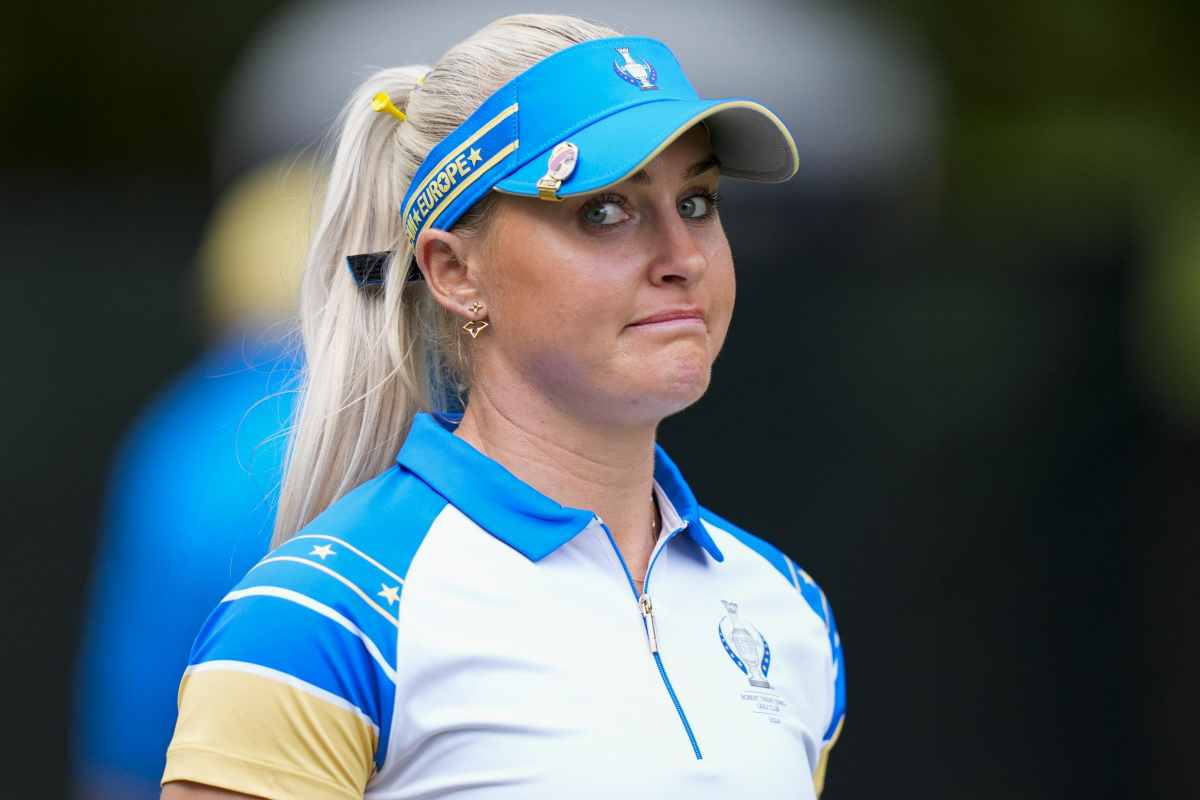 Charley Hull gioca a golf