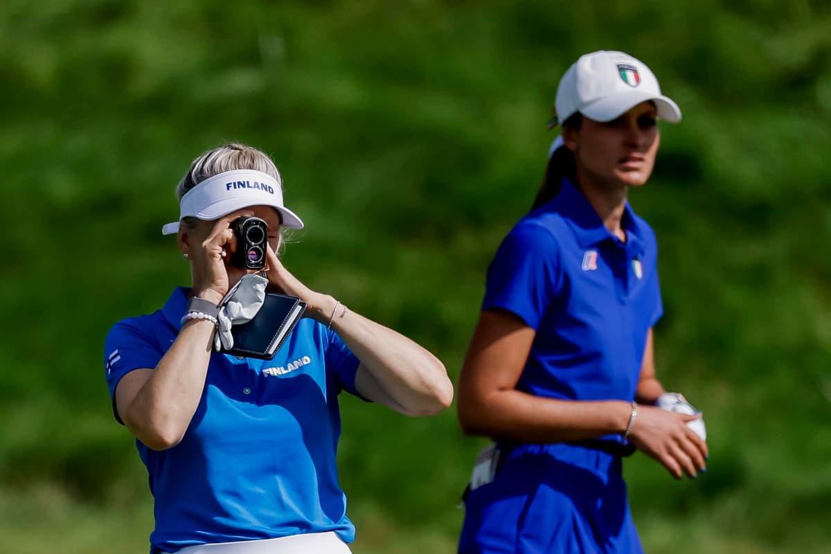 Alessandra Fanali gioca a golf