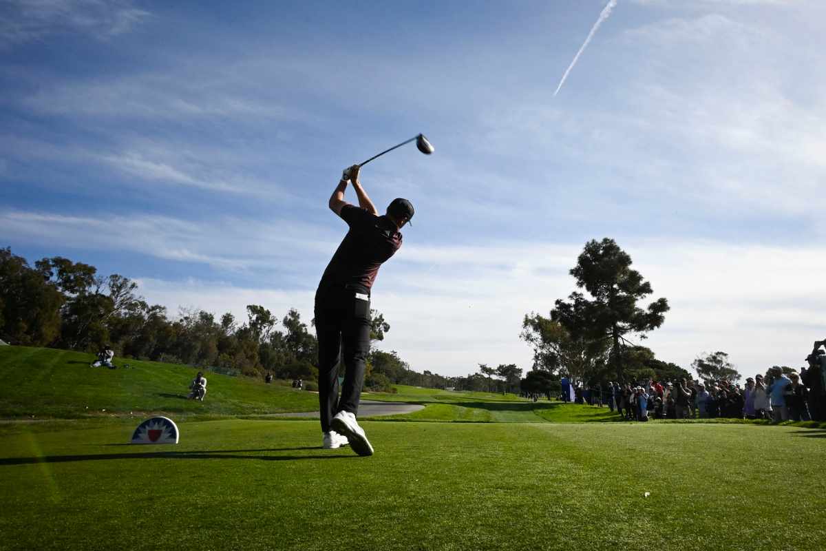 Golf tee shot al Farmers Insurance Open