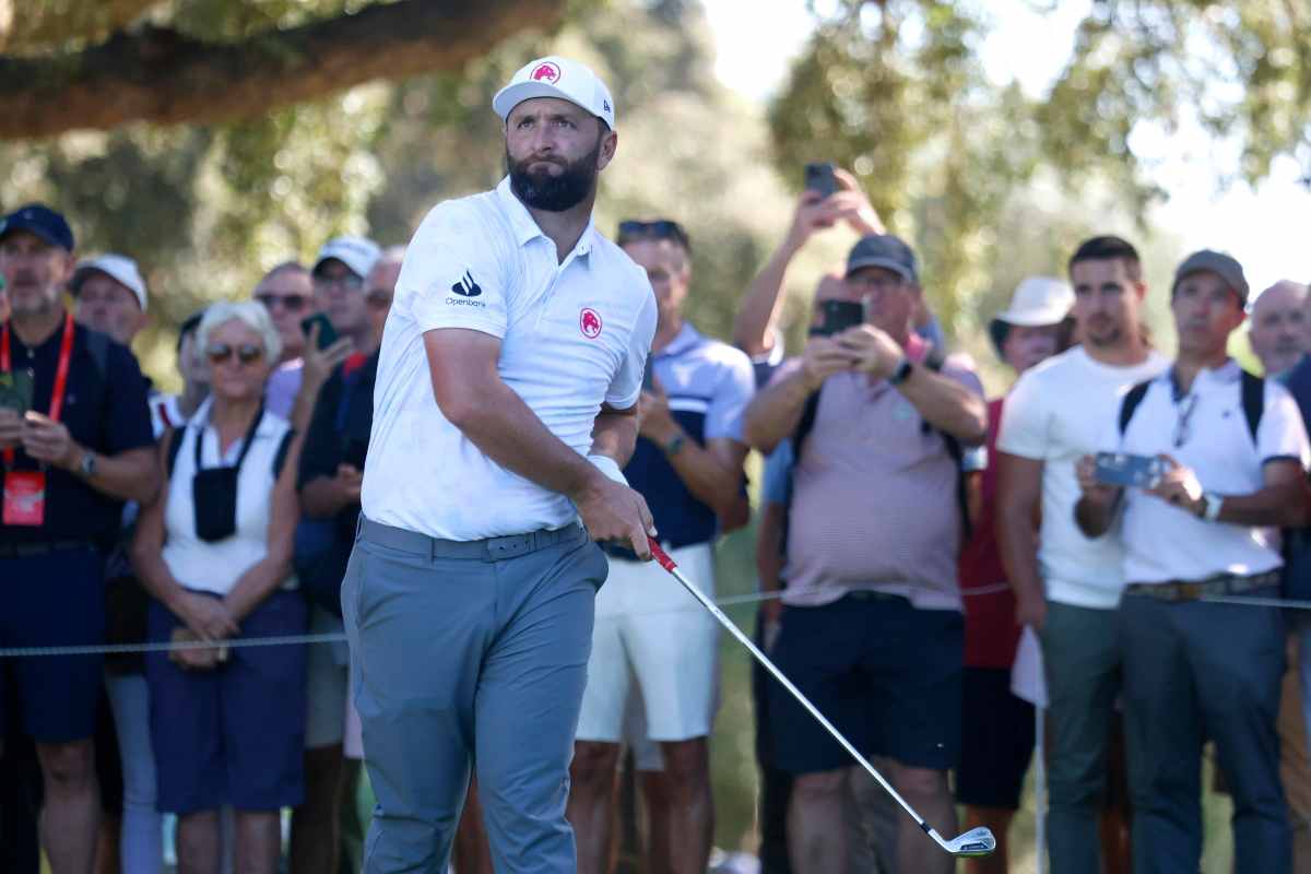 Jon Rahm gioca a golf