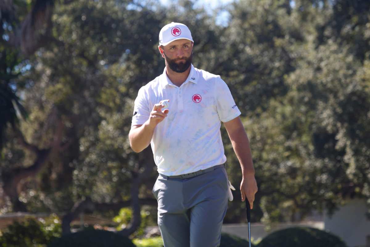 Jon Rahm gioca a golf