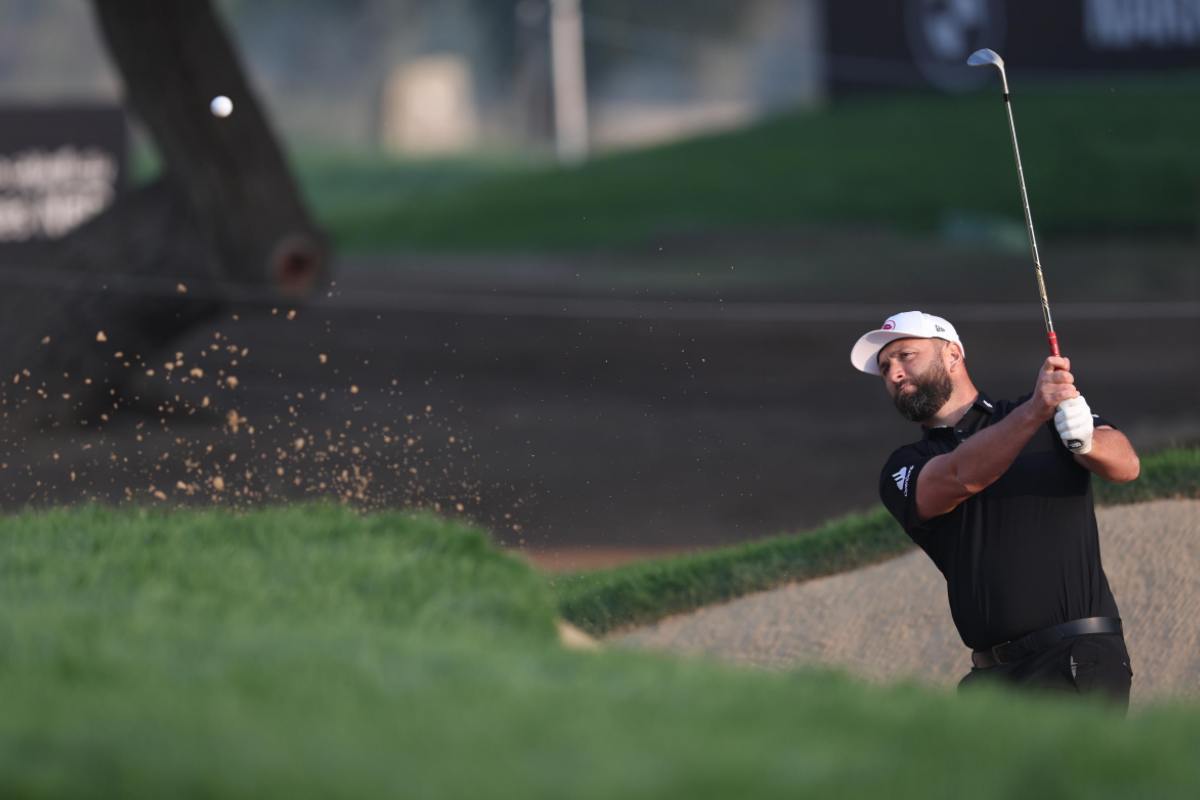 Jon Rahm gioca a golf