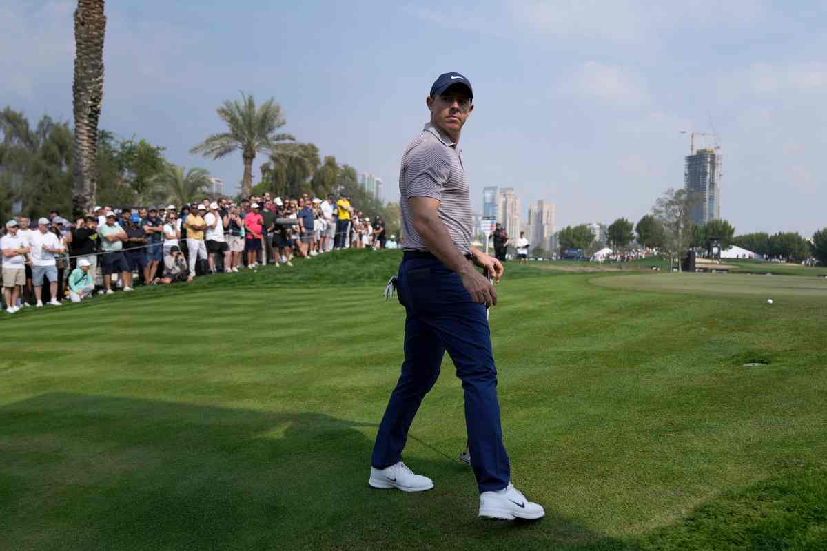 McIlroy gioca a golf