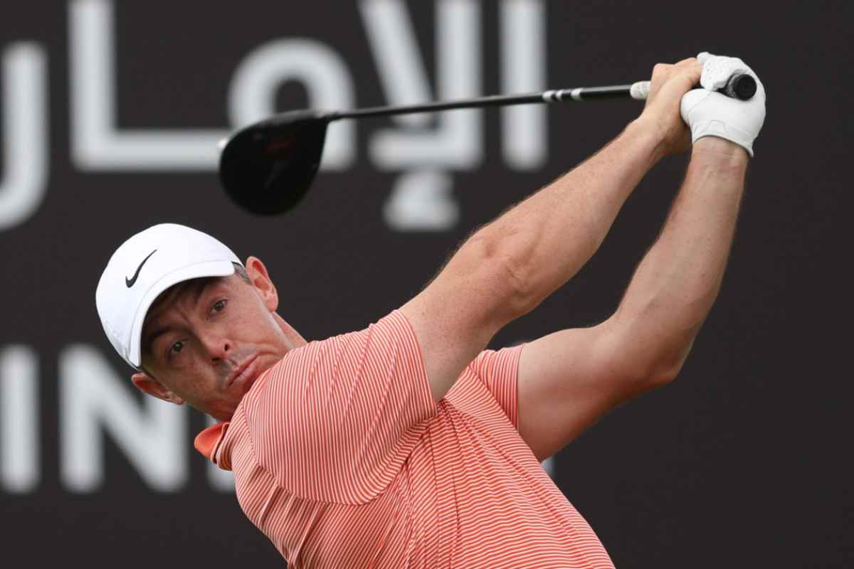 McIlroy gioca a golf