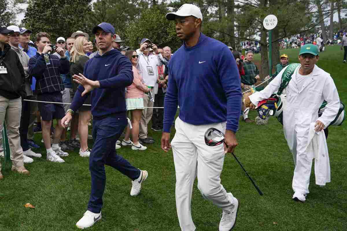 Tiger Woods e Rory McIlroy giocano a golf