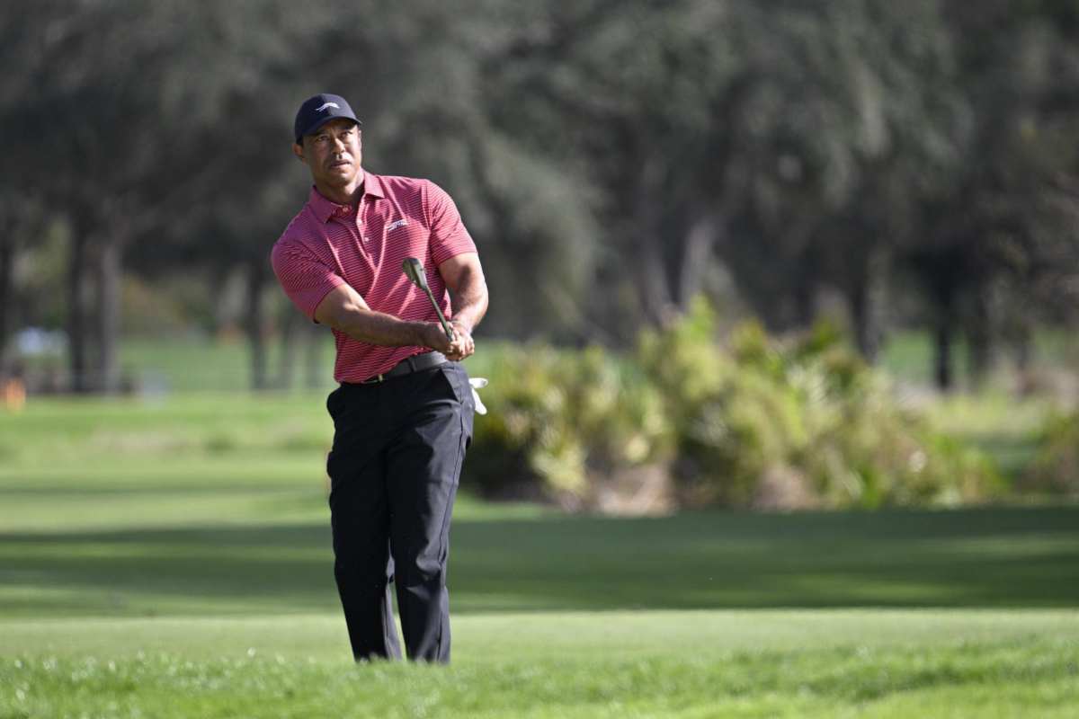 Tiger Woods gioca a golf