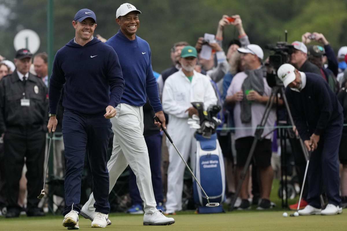 Tiger Woods e Rory McIlroy giocano a golf