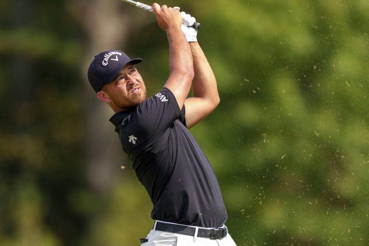 Xander Schauffele gioca a golf