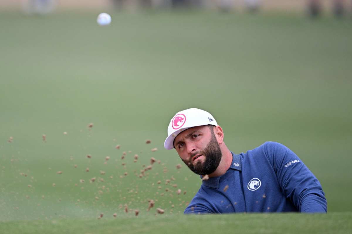 Jon Rahm gioca a golf