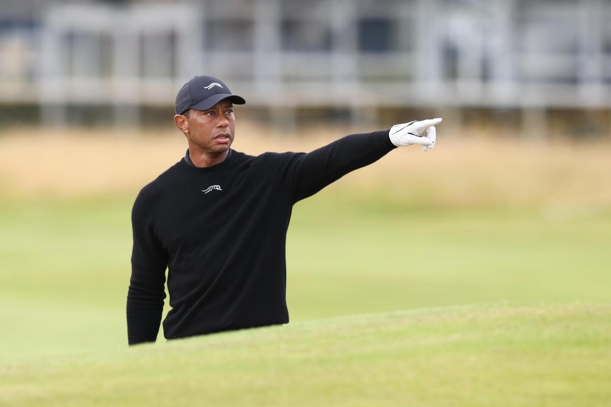 Tiger Woods gioca a golf