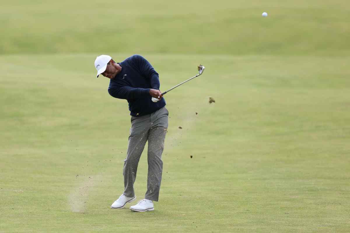 Tiger Woods gioca a golf