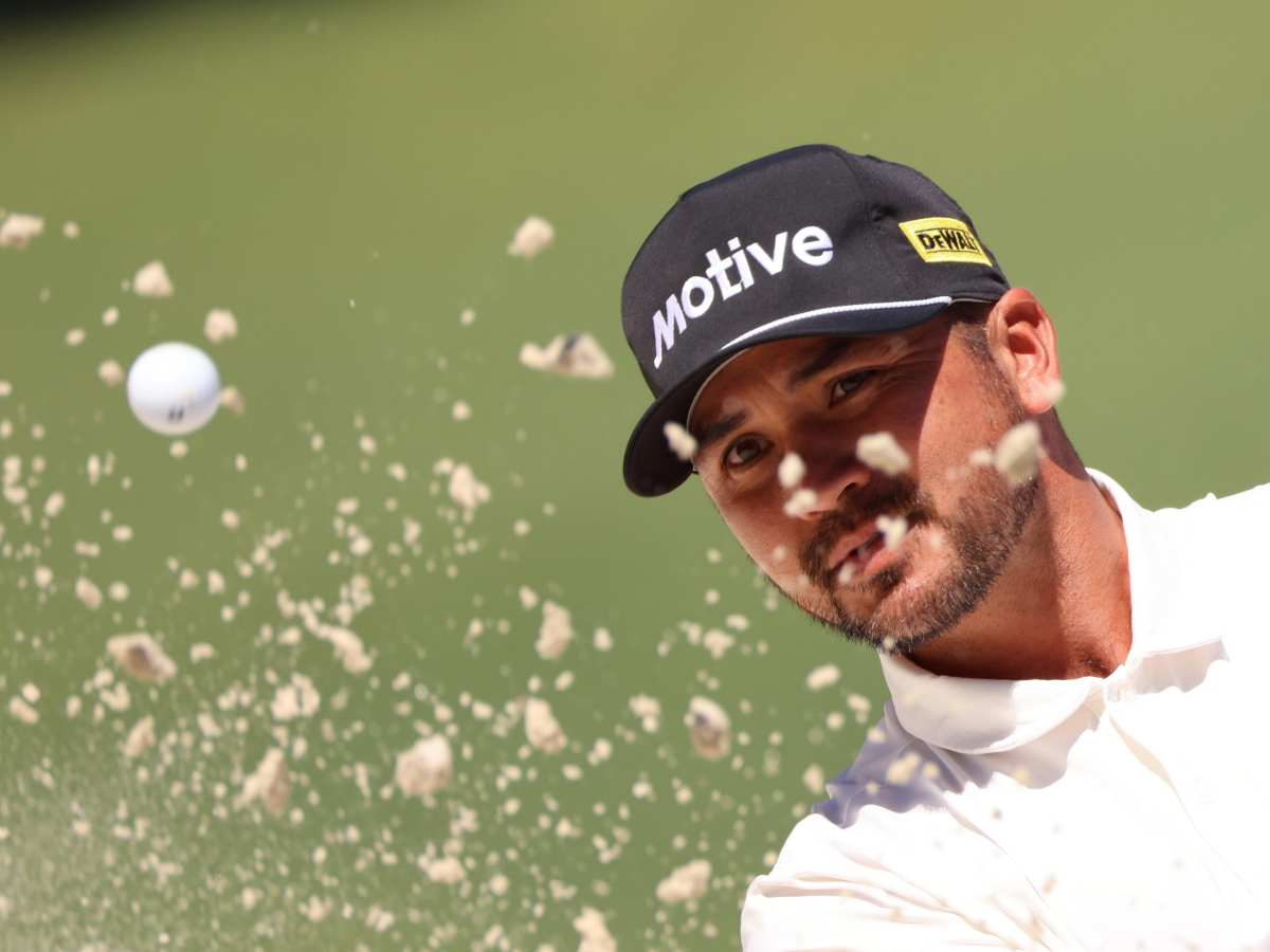 Jason Day in foto con una pallina da golf appena tirata