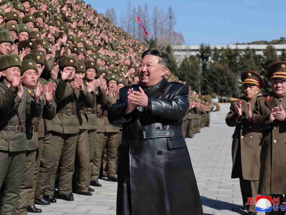 Kim Jong-un insieme ai suoi soldati