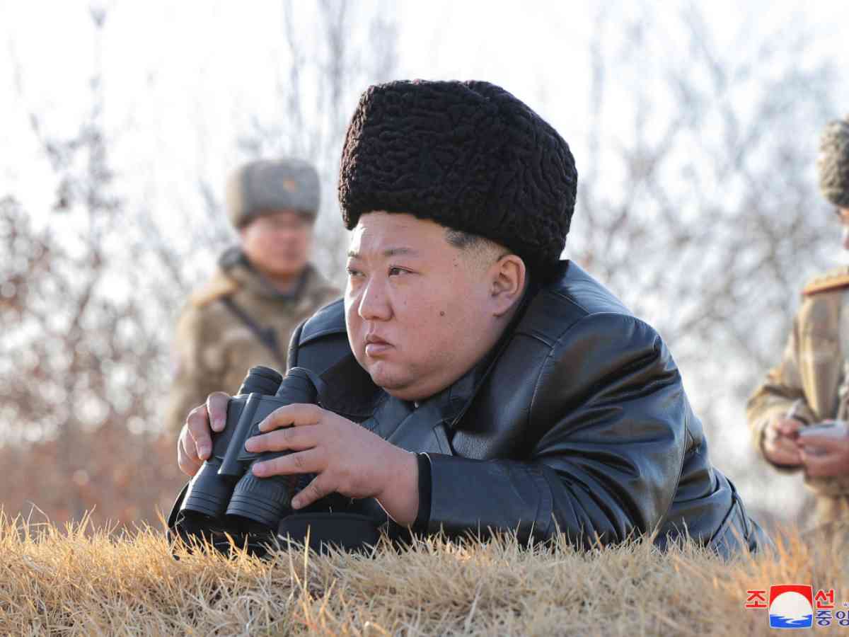 Kim Jong-un con il binocolo in mano