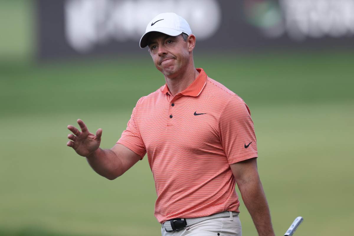 il golfista Rory McIlroy saluta il pubblico