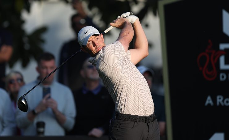 Il golfista Rory McIlroy colpisce la palla al Dubai Desert Classic