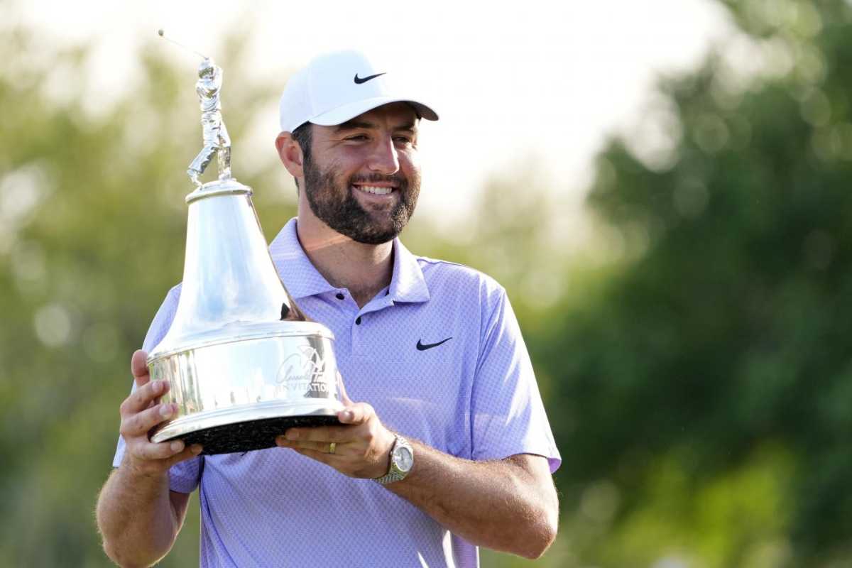 scottie scheffler con il trofeo dell'Arnold Palmer Invitational