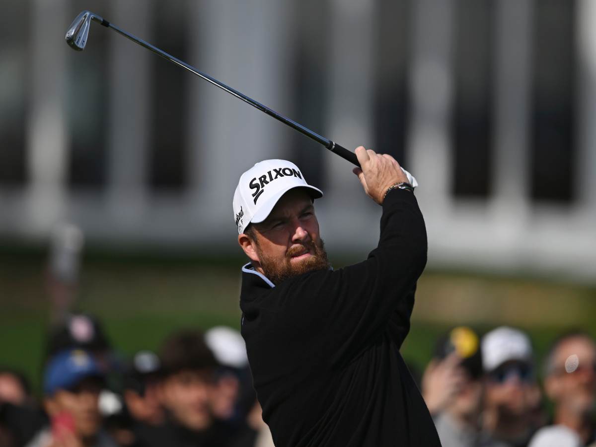 Shane Lowry osserva la palla dopo il colpo dal tee 