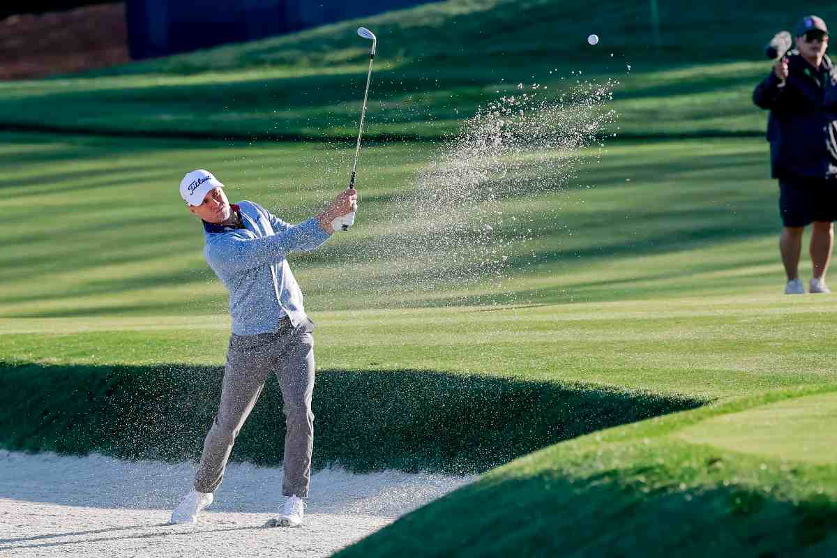 un golfista colpisce la palla dal bunker di sabbia