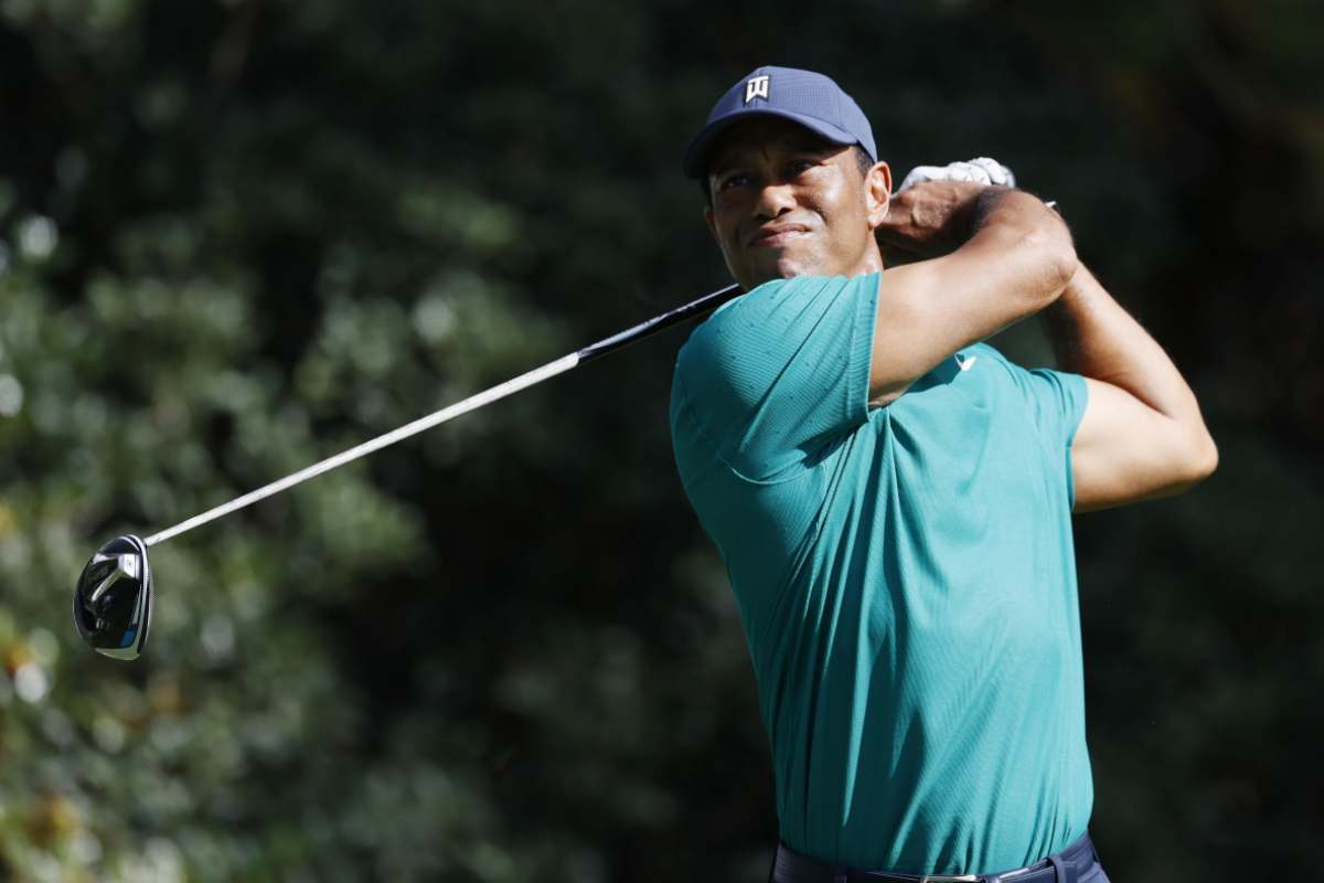 Tiger Woods gioca a golf