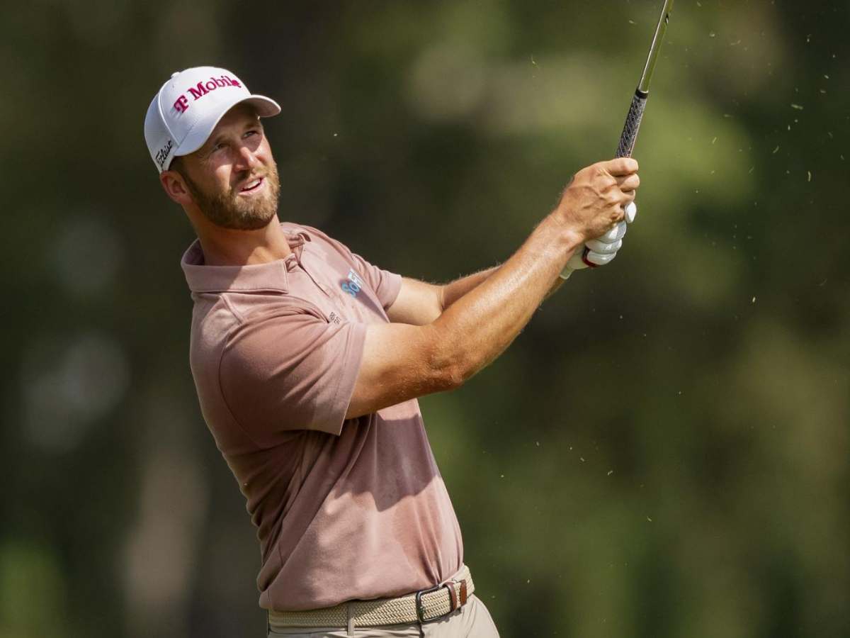 il golfista Wyndham Clark osserva la palla dopo il colpo